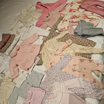 Meisjeskleding, baby spullen e.d. beschikbaar voor biedingen