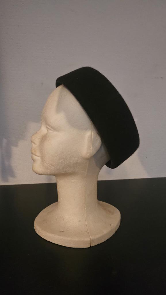 Pillbox hoedje, donkerbruin, Kleding | Dames, Hoeden en Petten, Ophalen of Verzenden