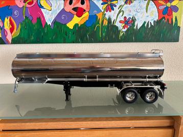 Tamiya 1/14 Tanktrailer met Verlichting en Elektrische Poten beschikbaar voor biedingen