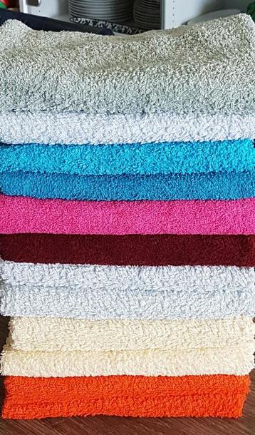 12 Handdoeken diverse kleuren en merken beschikbaar voor biedingen
