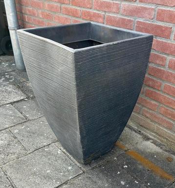 Mooie hoge kunststof plantenbak beschikbaar voor biedingen