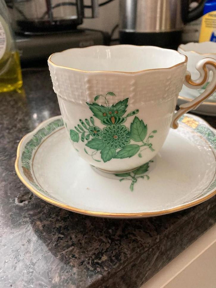 Antiek kop en schotel met groen bloemmotief, Antiek en Kunst, Antiek | Servies los, Ophalen of Verzenden