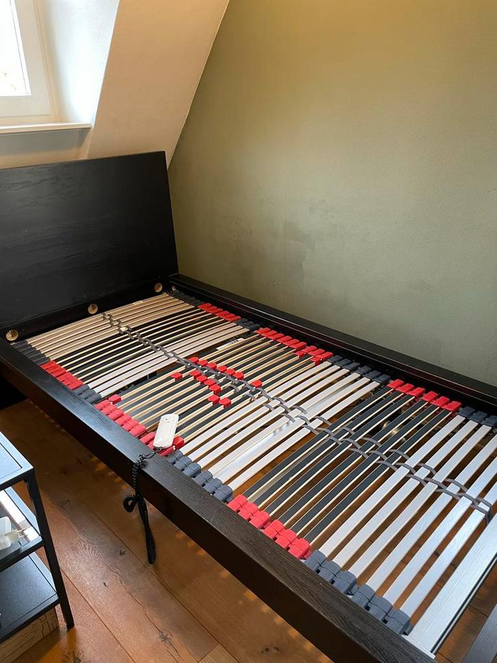 IKEA Malm bed met verstelbare lattenbodem, Huis en Inrichting, Slaapkamer | Bedden, Gebruikt, Eenpersoons, 90 cm, 200 cm, Hout