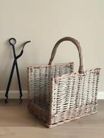 Houtmand van rotan inclusief gesmede houttang, Huis en Inrichting, Ophalen, Overige materialen, Mand, Zo goed als nieuw