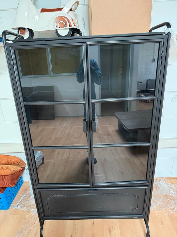 Stijlvolle zwarte vitrinekast, Huis en Inrichting, Kasten | Dressoirs, Zo goed als nieuw, 50 tot 100 cm, 25 tot 50 cm, Met plank(en)