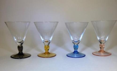 Vier Art Deco glaasjes met gekleurd been en voet., Antiek en Kunst, Antiek | Glas en Kristal, Ophalen of Verzenden
