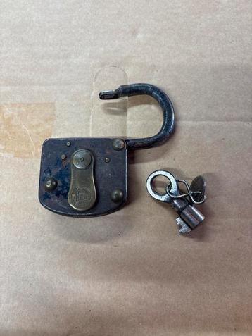 Oud Vintage Werkend Slot met Sleutels beschikbaar voor biedingen