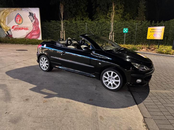 Peugeot 206 1.6 16V CC 2003 Zwart, Auto's, Peugeot, Particulier, Airbags, Airconditioning, Alarm, Bluetooth, Centrale vergrendeling