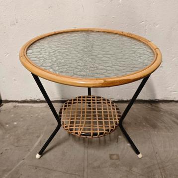 Rieten bijzettafel met glazen blad – 5454 cm – Vintage
 beschikbaar voor biedingen
