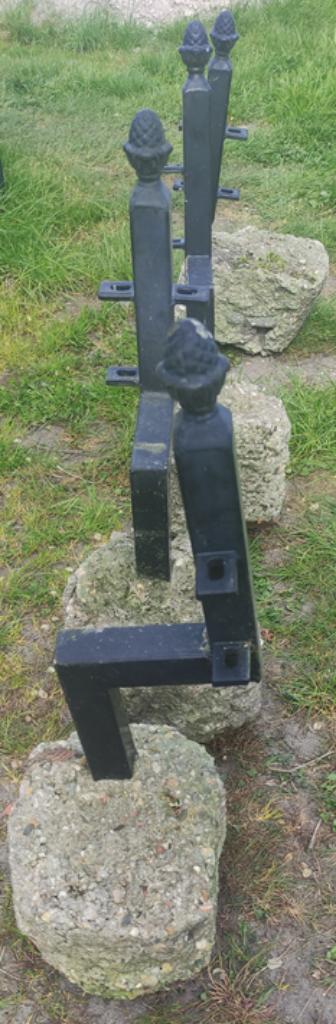 4 stuks hekwerk paaltje mat zwart met dennenappel en poer. beschikbaar voor biedingen