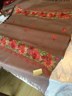 Authentieke,geborduurd 100% pure zacht Wollen sjaal. 190x66, Kleding | Dames, Mutsen, Sjaals en Handschoenen, Ophalen of Verzenden
