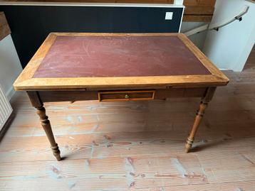 Uitschuifbare tafel met lade beschikbaar voor biedingen