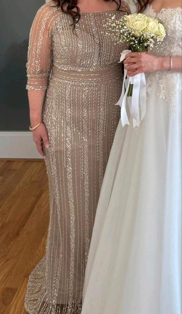 Lichtbeige gala jurk met steentjes en kralen beschikbaar voor biedingen