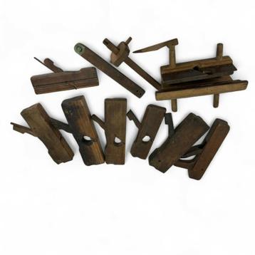 Een lot met diverse antieke houten gereedschap beschikbaar voor biedingen