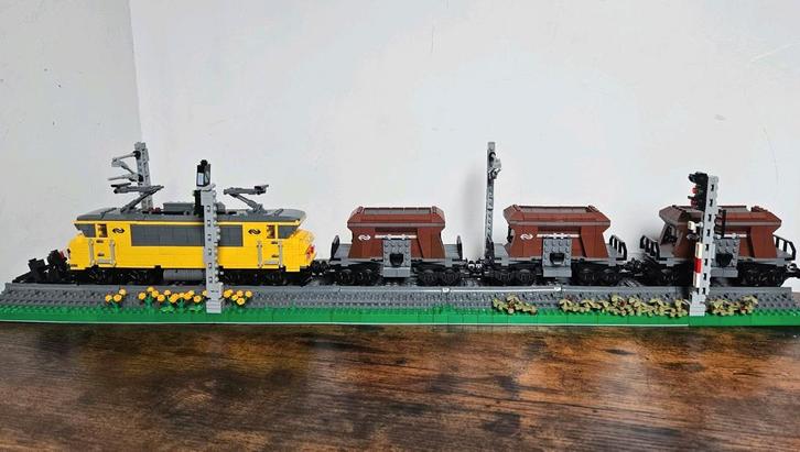 LEGO ns MOC Locomotief met wagons., Kinderen en Baby's, Speelgoed | Duplo en Lego, Ophalen of Verzenden