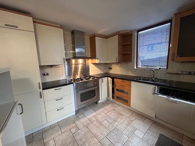 Complete hoekkeuken met apparatuur en graniet blad, Huis en Inrichting, Keuken | Complete keukens, Gebruikt, Hoekkeuken, Crème