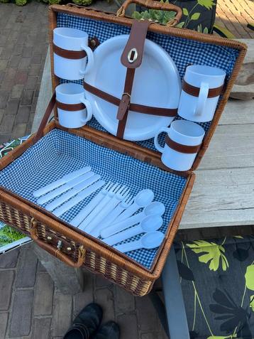 Vintage Picknickmand voor 4 Personen beschikbaar voor biedingen