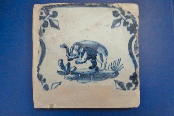 Zeldzame 17e eeuwse KANDELABER tegel met OLIFANT afbeelding., Antiek en Kunst, Antiek | Wandborden en Tegels, Ophalen of Verzenden