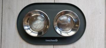 Drink en voerbak voor puppy of kleine hond beschikbaar voor biedingen