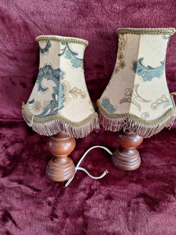 2x Schemerlampjes met Houten Voet en Stoffen Kap beschikbaar voor biedingen