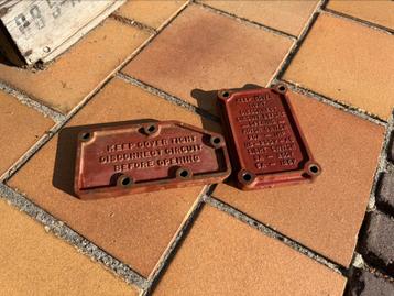 2 x oude industriële gietijzeren machine plaat steampunk beschikbaar voor biedingen