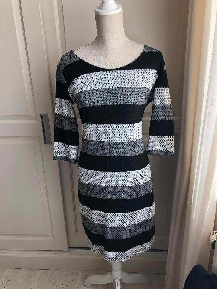 Jurk maat L Zwart-Grijs gestreept Merk Pescara, Kleding | Dames, Jurken, Zo goed als nieuw, Maat 42/44 (L), Zwart, Knielengte