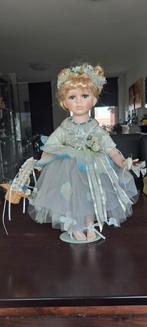 Antieke Porseleinen Pop met Blauwe Ogen, Verzamelen, Ophalen of Verzenden, Gebruikt, Pop