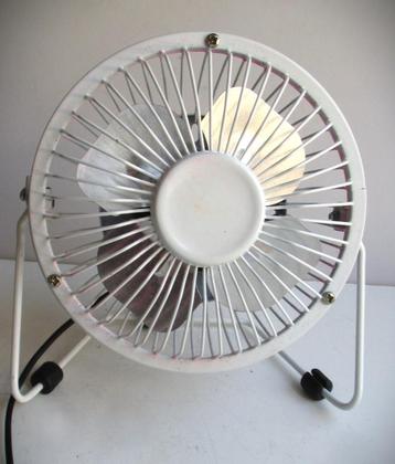 Buro Ventilator~Ven op standaard voor bureau of werktafel beschikbaar voor biedingen