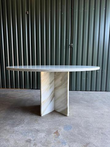 Vintage marmeren eettafel beschikbaar voor biedingen