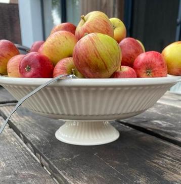 Schaal op voet ivoorkleur, doorsnee 27 cm beschikbaar voor biedingen