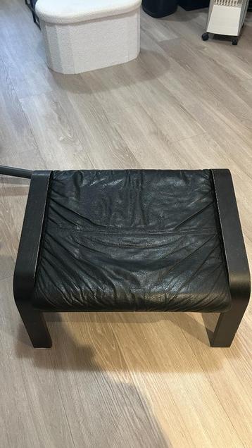 Ikea Poang Voetenbank Zwart leer beschikbaar voor biedingen