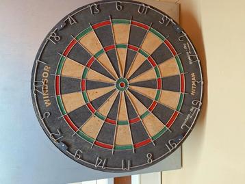 Dartboard Windsor Hitman met 8 pijltjes beschikbaar voor biedingen