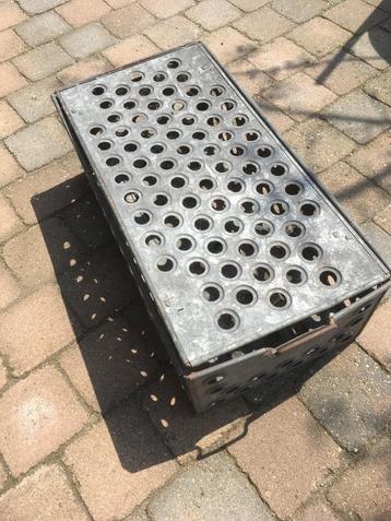 Mooie verzinkte bak met ronde  gaten beschikbaar voor biedingen