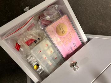 Witte nageltafel met stoel en nagelproducten. - afbeelding 8