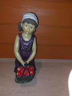 Leuk beeldje van meisje met appelmand, Ophalen of Verzenden, Gebruikt, Kunststof, Mensenbeeld