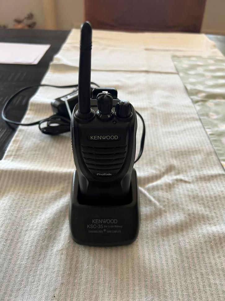 Kenwood Electronics TK-3301E + KSC-35 oplader, Telecommunicatie, Portofoons en Walkie-talkies, Gebruikt, Portofoon of Walkie-talkie