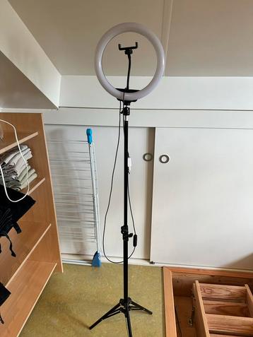 Ringlamp met statief en telefoonhouder beschikbaar voor biedingen