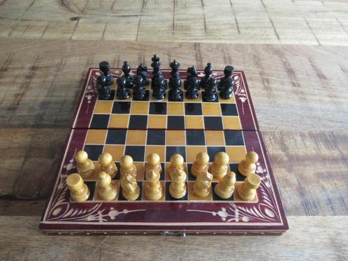 Mooie Uitgesneden houten Schaakspel in klein houten kistje, Hobby en Vrije tijd, Gezelschapsspellen | Bordspellen, Zo goed als nieuw