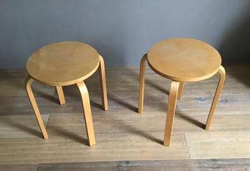 2x IKEA Frosta houten krukjes - vintage - stapelbaar beschikbaar voor biedingen