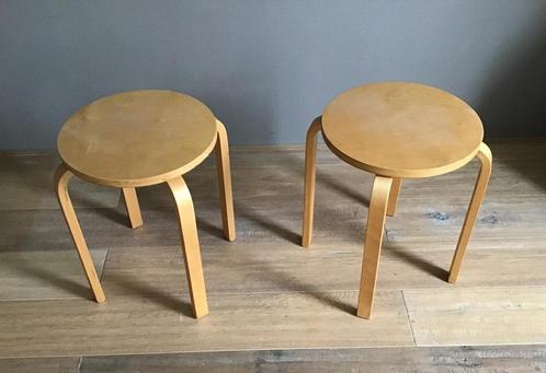 2x IKEA Frosta houten krukjes - vintage - stapelbaar, Huis en Inrichting, Krukjes, Zo goed als nieuw, Hout, Ophalen