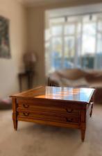 Klassieke handgemaakte kersenhouten salontafel, Huis en Inrichting, Ophalen, 50 tot 75 cm, Vierkant, Zo goed als nieuw