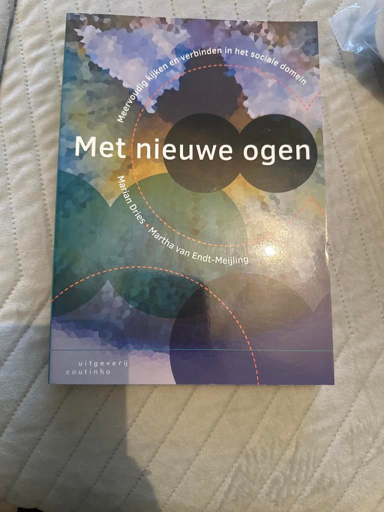 Met nieuwe ogen - Marian Dries, Martha van Endt-Meijling, Ophalen of Verzenden, Zo goed als nieuw, Maatschappij en Samenleving