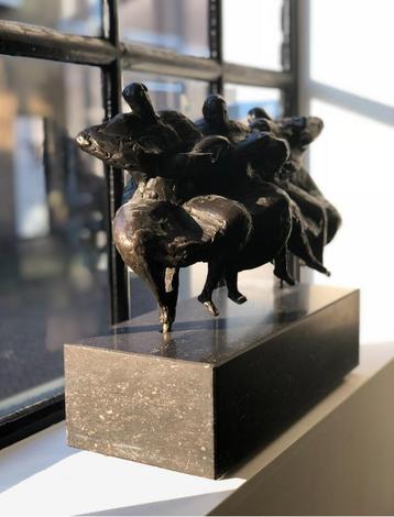 Bronzen sculptuur van 4 vrouwen op zwart marmeren poot beschikbaar voor biedingen