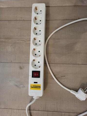 Stekkerdoos 6-voudig met beveiliging - Nieuw beschikbaar voor biedingen
