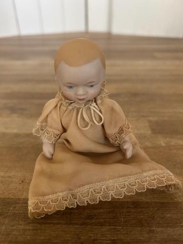 Vintage Shackman Bisque-babypop in originele jurk  beschikbaar voor biedingen