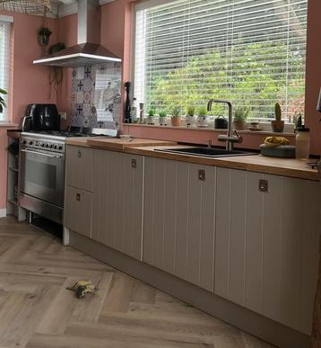 Complete grijze keuken met Smeg & Howat apparatuur beschikbaar voor biedingen