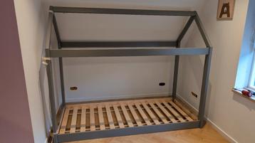 Huisbed 90x200 met lattenbodem beschikbaar voor biedingen