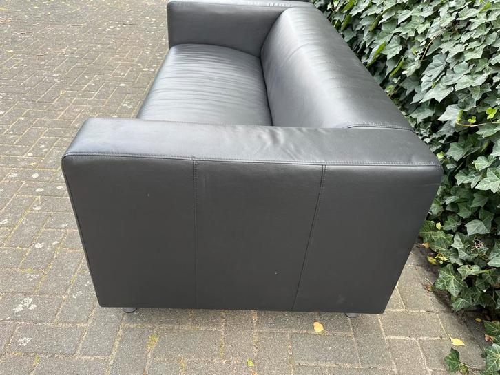2x Zwarte Klippan Bank - Leatherlook - Goede Staat., Huis en Inrichting, Banken | Bankstellen, Gebruikt, Rechte bank, Tweepersoons