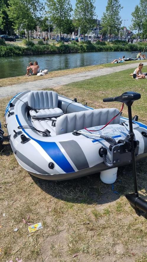Intex opblaasboot + 66 lbs motor, accu, lader, accessoires, Watersport en Boten, Kano's, Zo goed als nieuw, Overige typen, Drie personen of meer