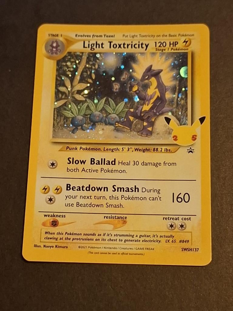 Light Toxtricity - Celebrations - Pokémonkaart, Ophalen of Verzenden, Zo goed als nieuw, Losse kaart